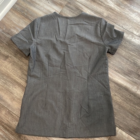 Figs Casma™ Three-Pocket Short Sleeve Scrub Top Color Graphite Gray Size XXS - Picture 6 of 6